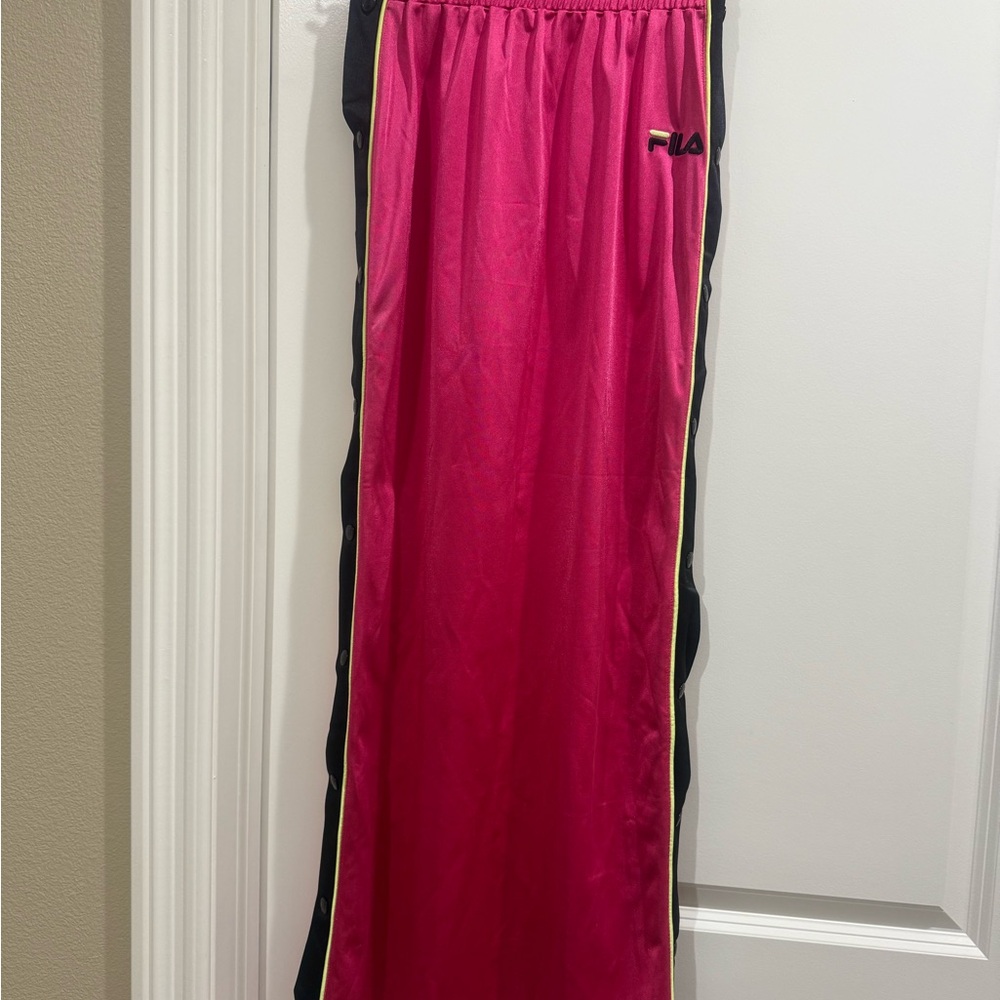 Women’s athletic skirt, tear away style. Fun pink color. New with tags on.